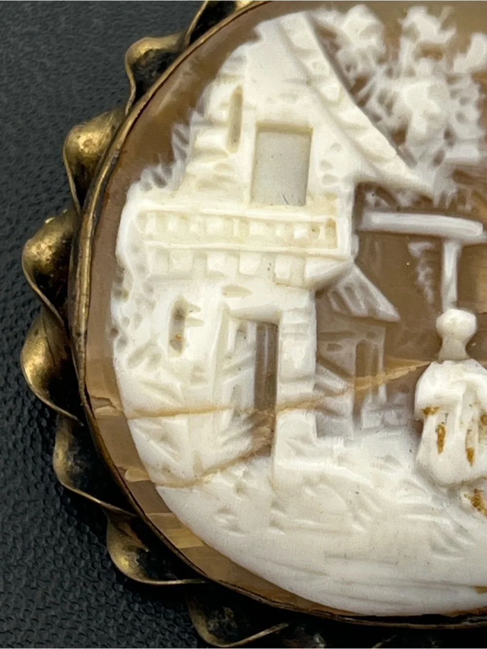 Victorian round carved shell Cameo landscape cottage gold tone brooch pin